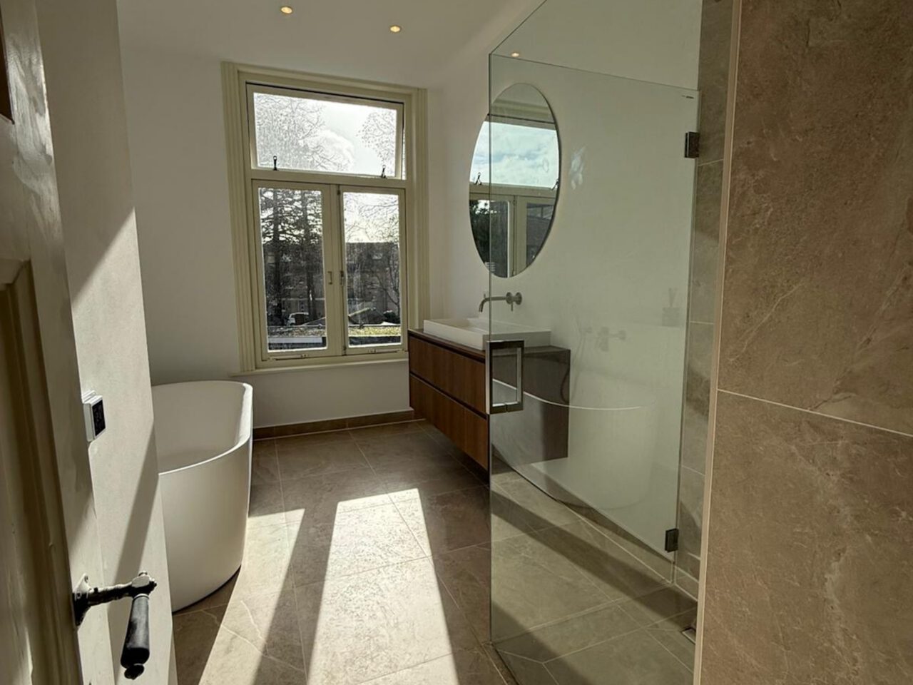 Klassiek pand, moderne badkamer — Amsterdam
