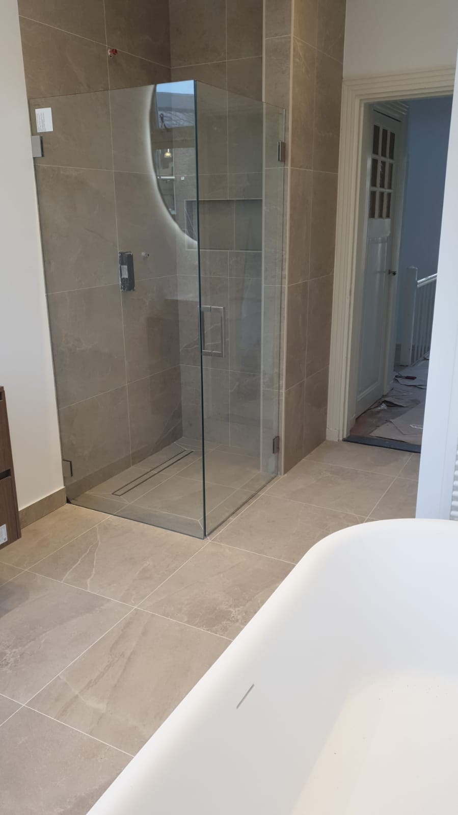 Glazen douchecabine en ligbad — Naarden